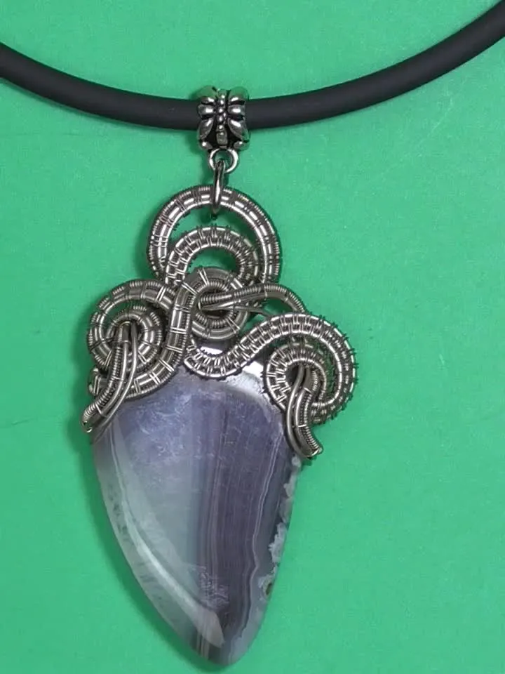 Handmade pendant made of nisilber wire and natural agate.