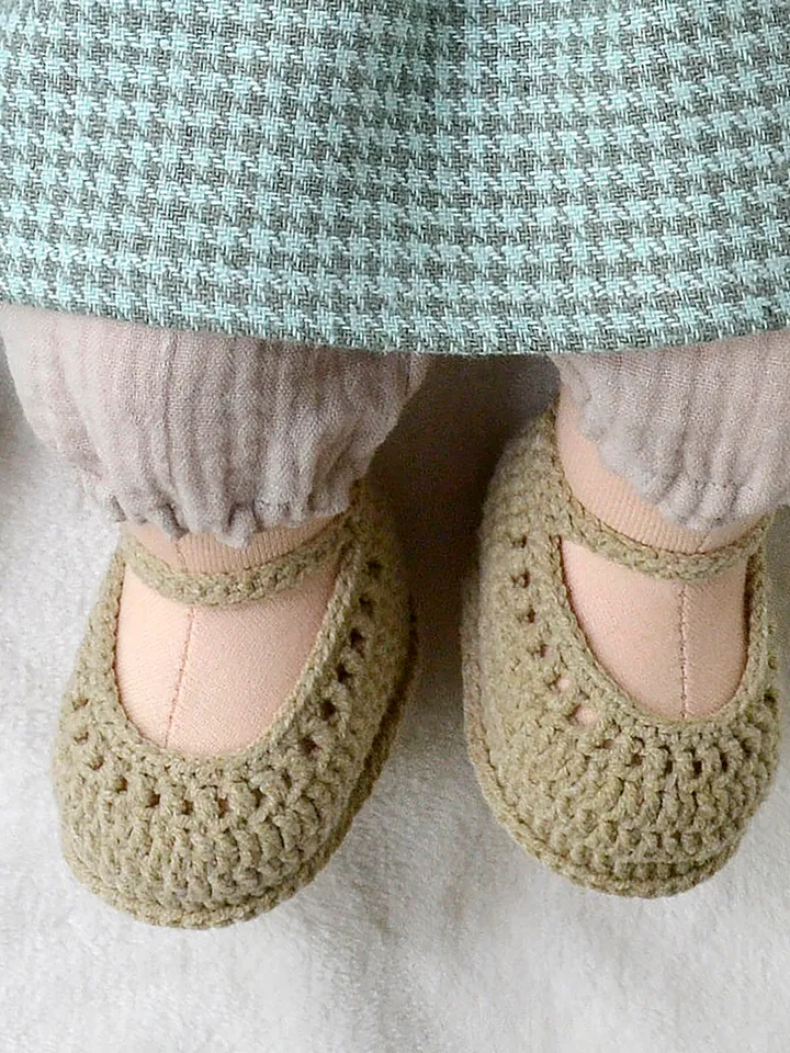 DIY Crochet booties for Waldorf dolls. 3 sizes. PDF crochet patterns and tutorials.
