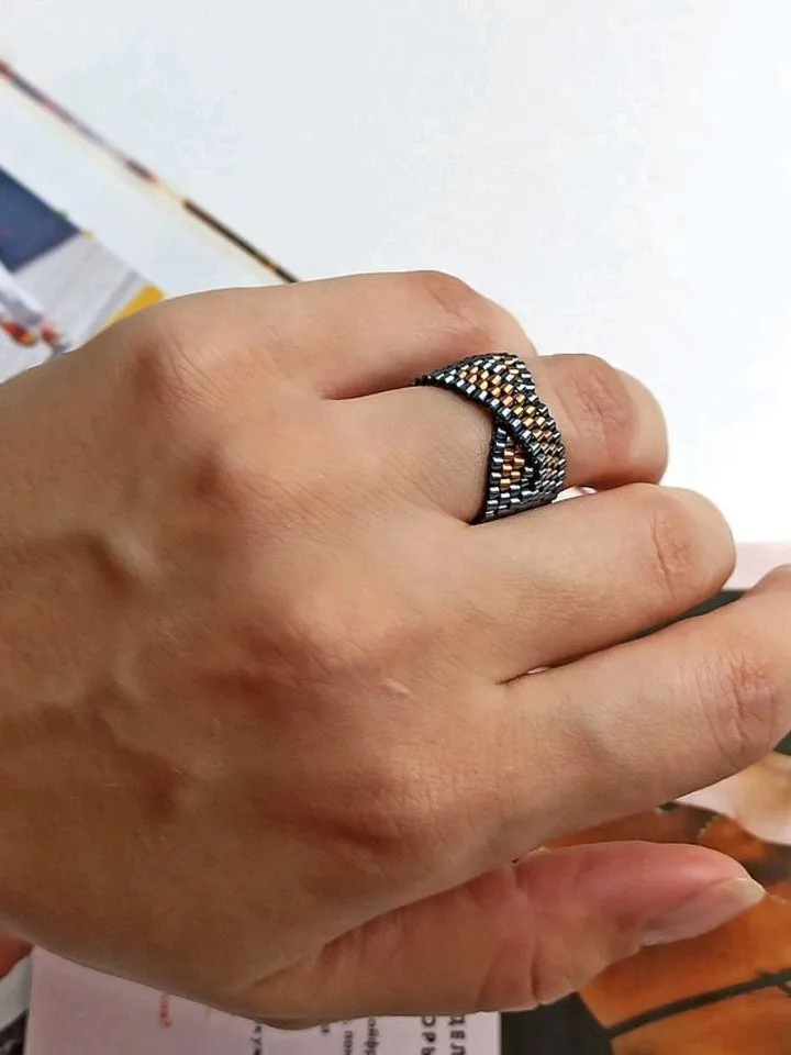 PDF tutorial - Beaded Intertwined peyote ring