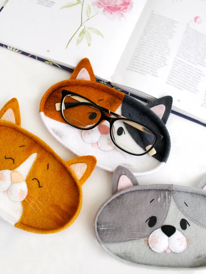Felt cats eyeglasses holders hand sewing PDF tutorial with patterns. DIY spectacles holder. Handmade pets and book lover gift. Glasses wearer present