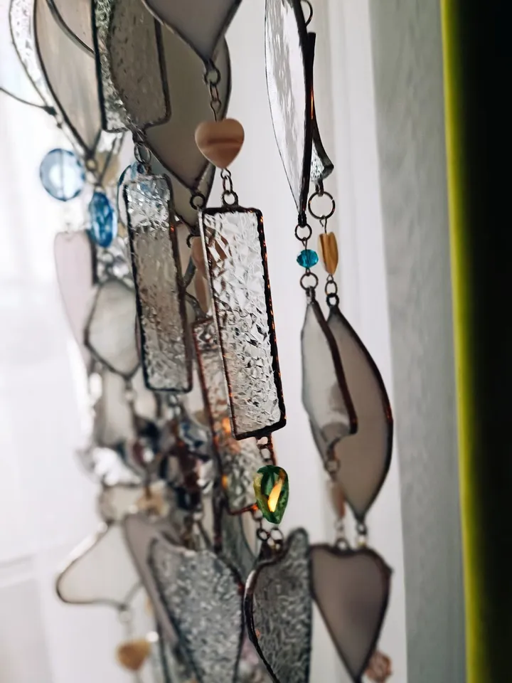 Snow-White Garland with Mother-of-Pearl Leaves and Dimensional Hearts, Pearl Whisper Suncatcher Garland, White Glass Garland with Mother-of-Pearl Leaves and Hearts, Handmade Tiffany Glass Garland with Iridescent Details,Elegant White Stained Glass Hanging