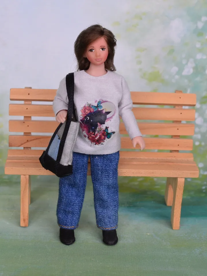 Miniature lady doll in 12th scales