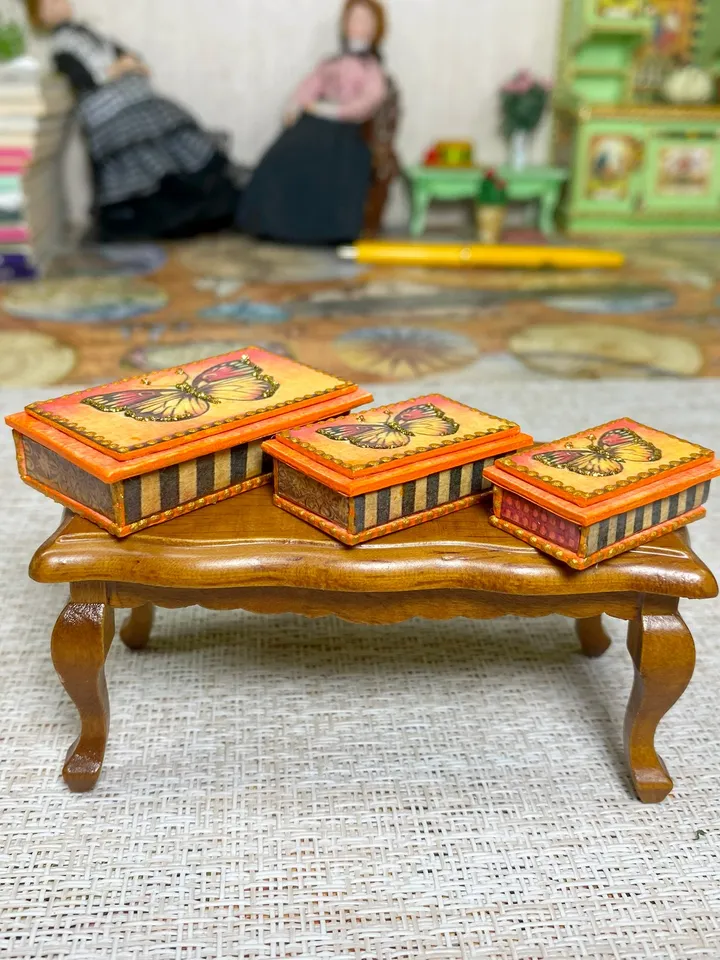 A set of boxes for a doll's house. 1:12.Dollhouse miniature. Accessories for the doll.