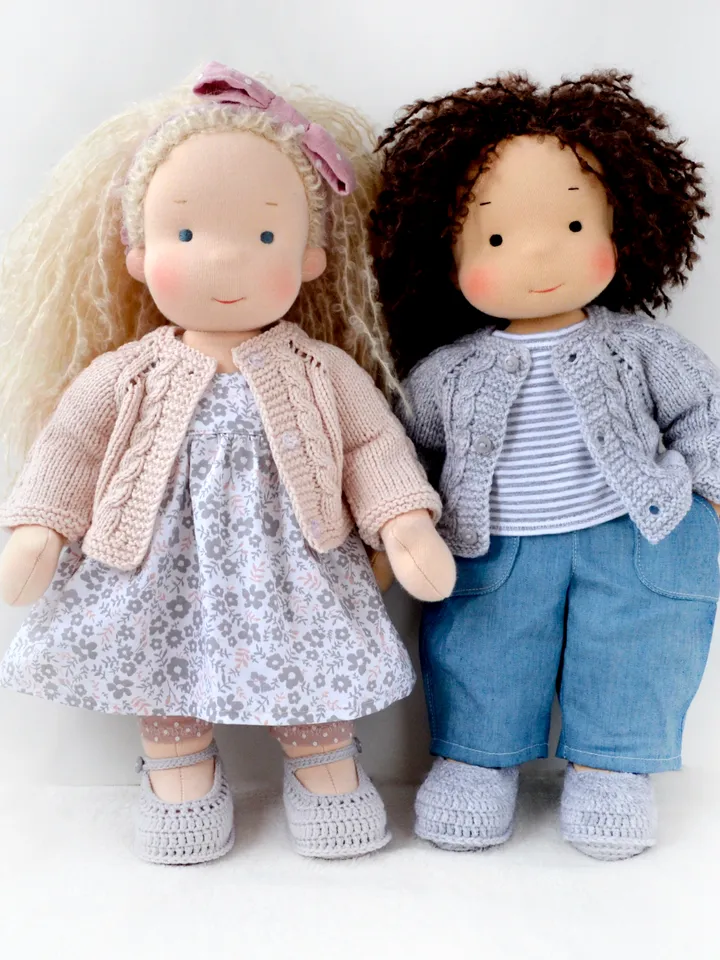 DIY Knitted cardigan for Waldorf dolls. 4 sizes. PDF knitting pattern and tutorial.