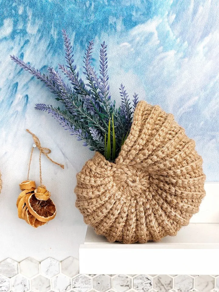 Hanging basket in the shape of an ammonite shell.
Handmade crocheted sea shell made of jute.
Eco-friendly marine-style decor. Use the basket as a planter for small flowers, an organizer for cosmetics, combs and other items.
