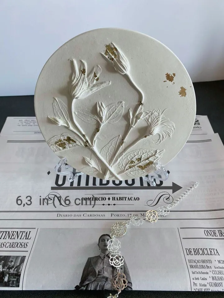 Decorative plate made of plaster