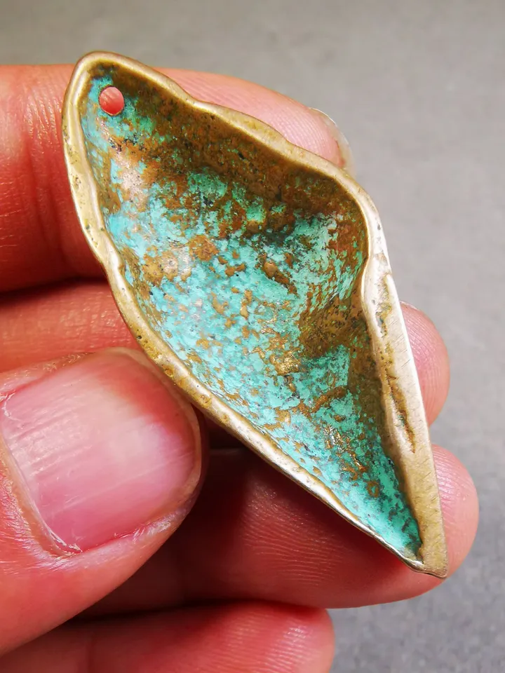 Gandhanra Handmade Small Shankha(Divine Conch) Badge,Tibetan Buddhist Protective Amulet Pendant,Made of Lima Brass