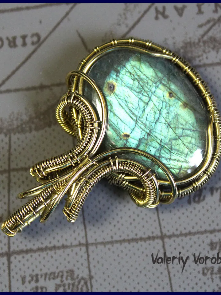 Handmade pendant made of brass wire and labradorite cabochon.