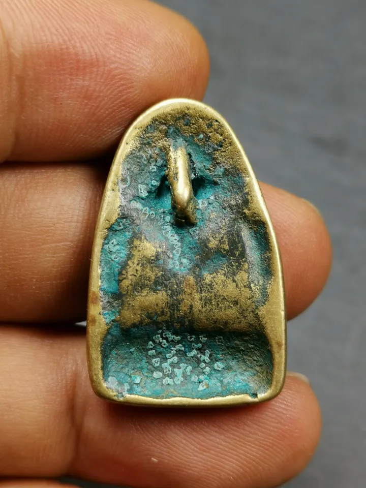Gandhanra Antique Tibetan Buddhist Amulet, Chenrezig Pendant Badge,32 × 20mm
