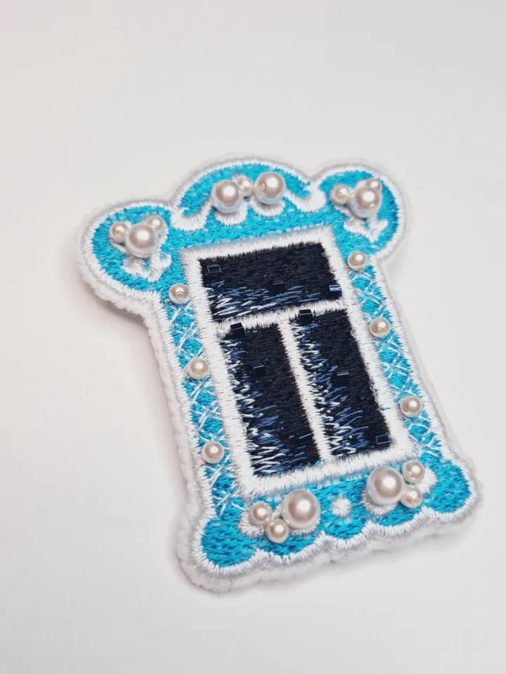 Machine embroidery design for art therapy: Brooch "Antique Window"