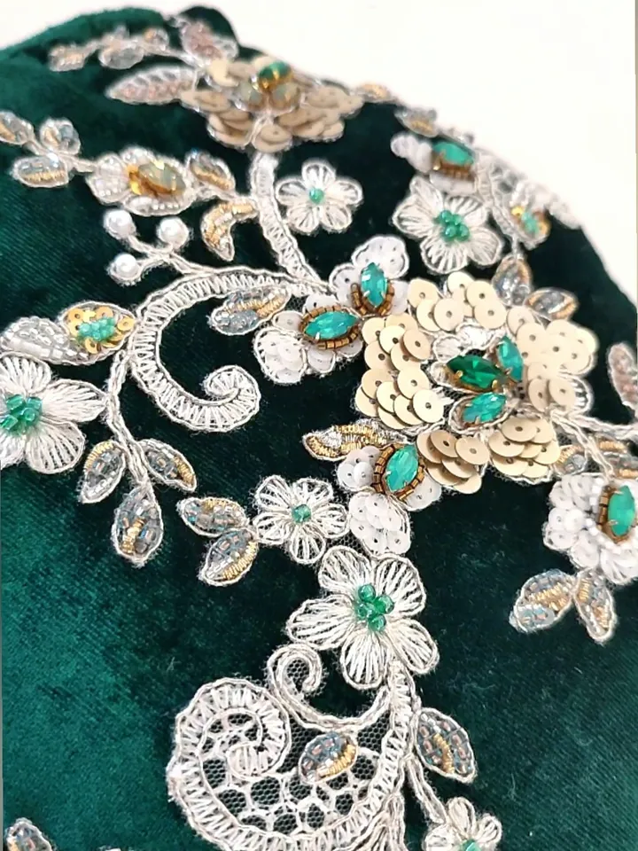 Emerald velvet handbag with embroidery on guipure with a chain