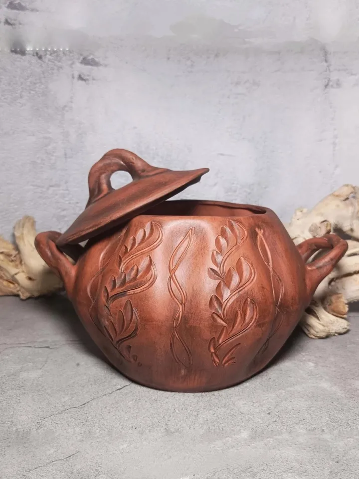 Glay casserole 118,34 fl.oz Handmade with handles and lid, carved pattern