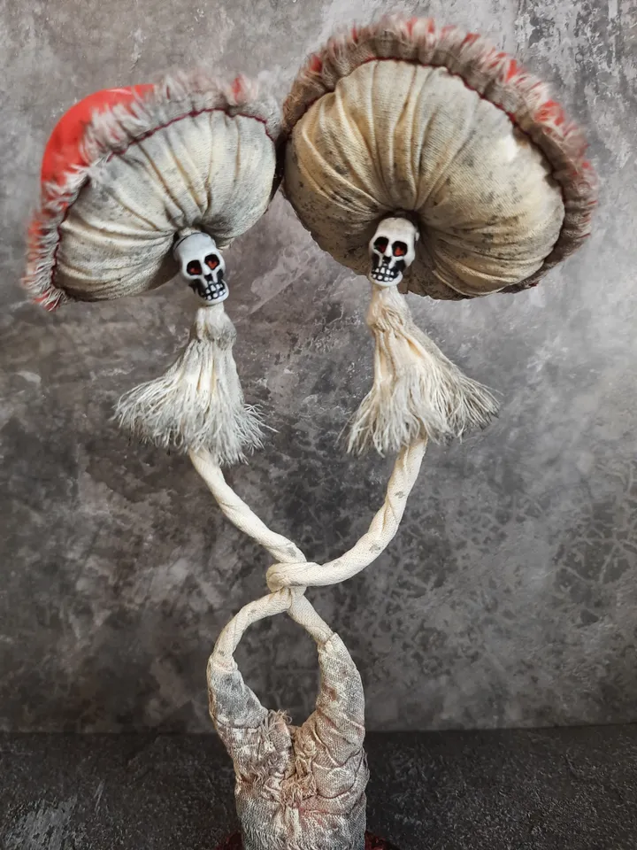 Couple in love Creepy mushrooms for Valentines day decor Gothic Halloween decor Skull mushroom figurine Spooky couple gift Gothic love decor
