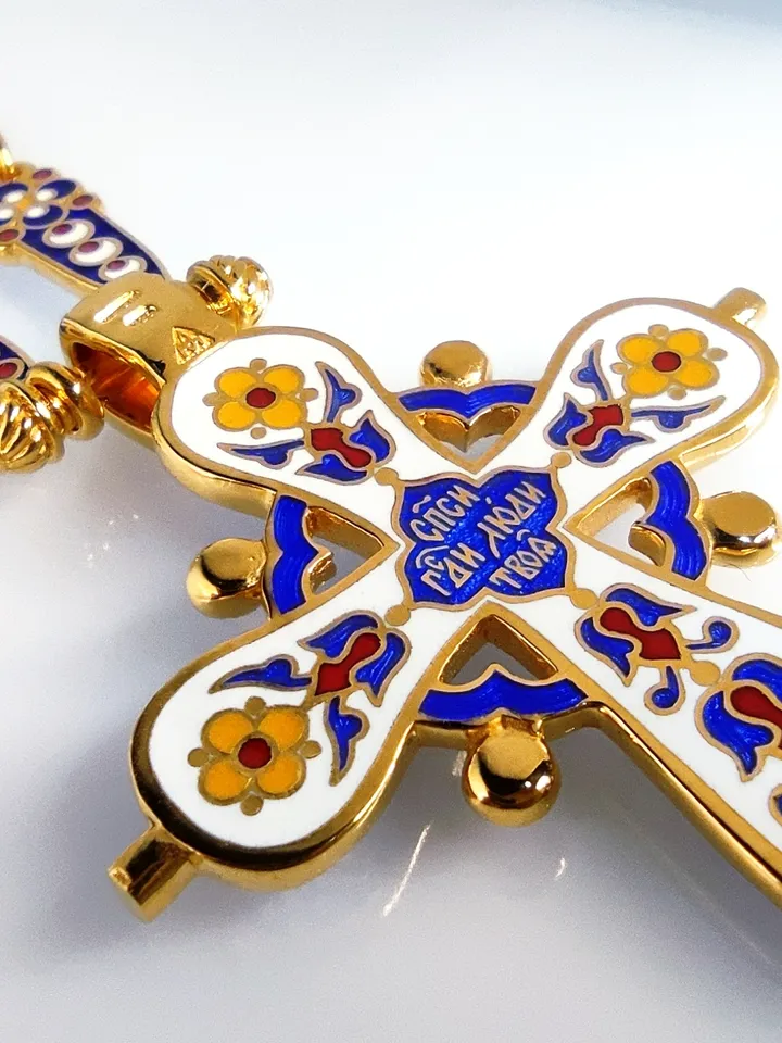 Gorgeous cross complete with incredible chain
