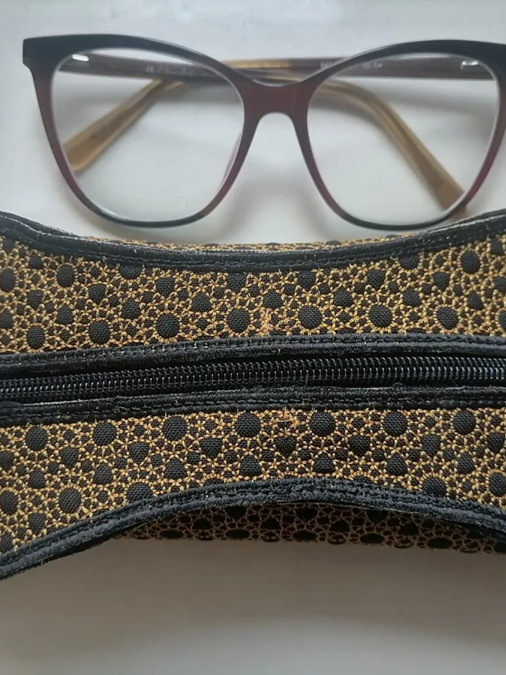 Case for glasses in trapunto technique Machine Embroidery Design