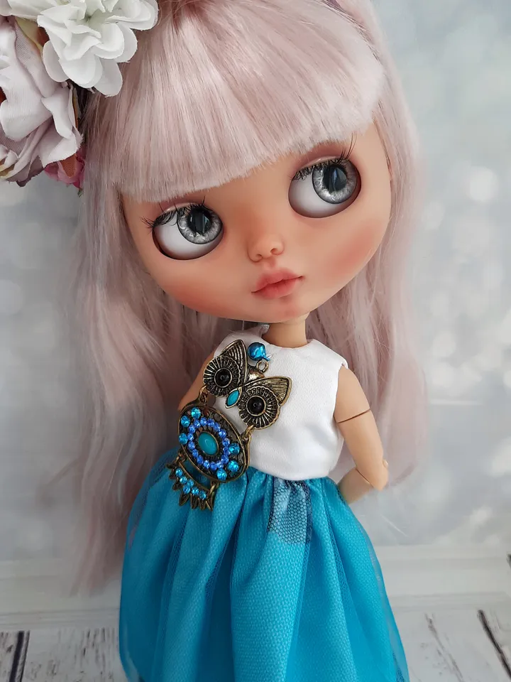 Lovely Blythe doll with delicate pink hair.