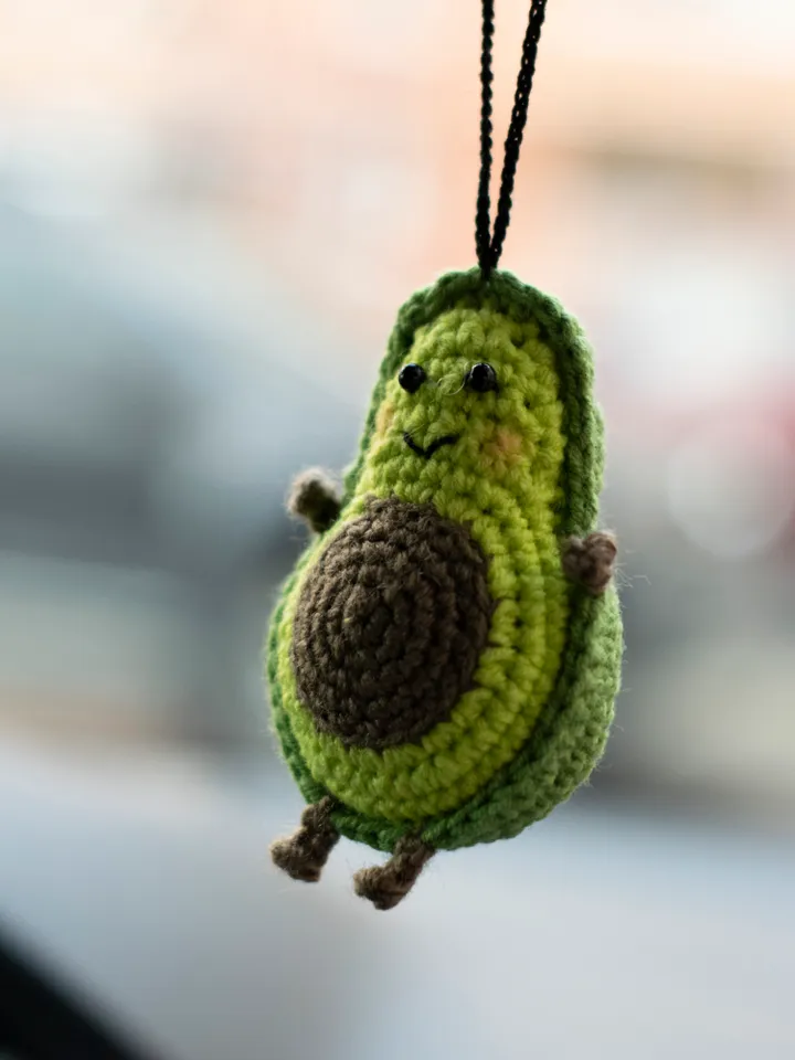 Avocado keychain, crochet toy, cute avocado amigurumi, gift for vegan, keyrings