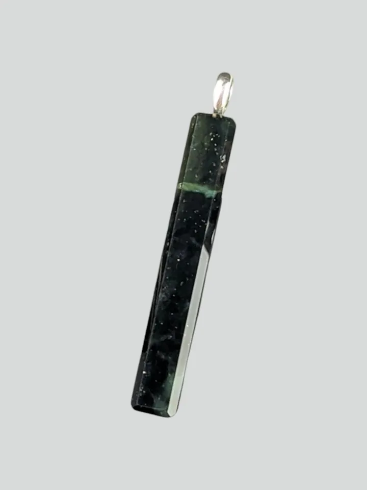 Rectangular pendant made of dark green jade in the shape of a column.