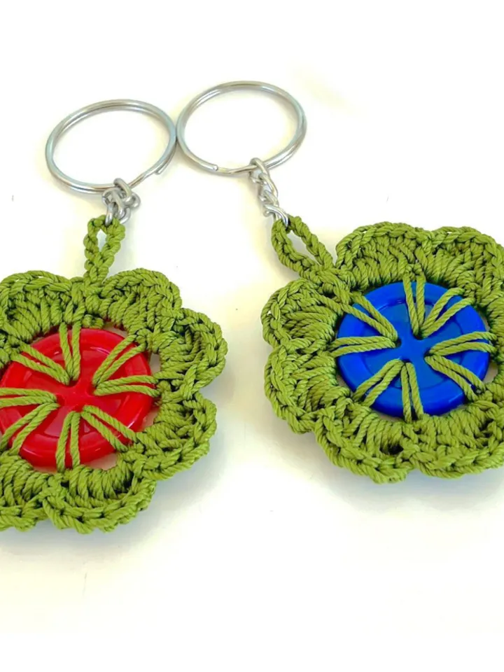 Retro Button Bloom Keychain Crochet Pattern, Easy Upcycled DIY Bag Charm PDF, Round Yarn Key Ring Motif Tutorial