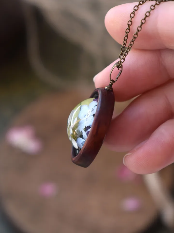 Pendant with forget-me-nots and yarrow in a wooden frame. Pendant with real forget-me-nots. Real yarrow in resin.