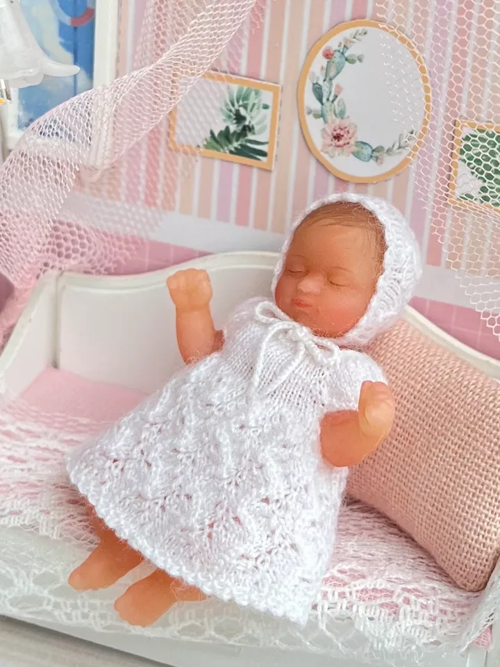 Miniature dress and hat for silicone Zuru baby doll