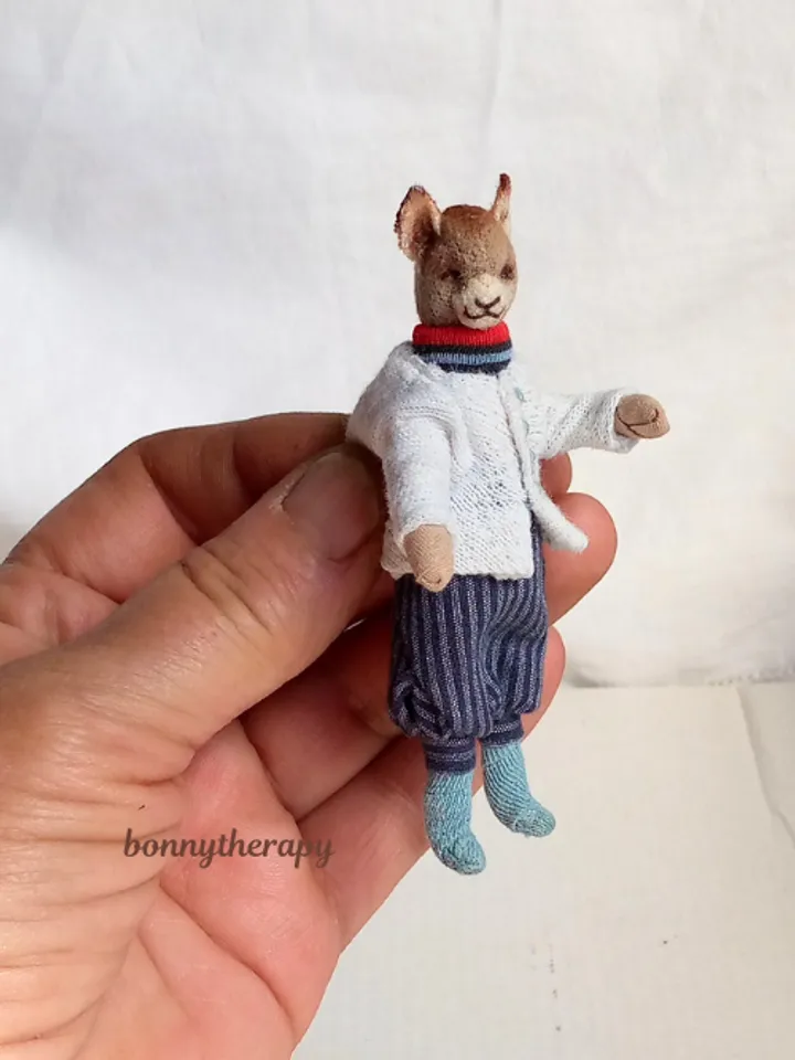 Miniature cat figurine, 8.5 cm (3.2 inches ) high