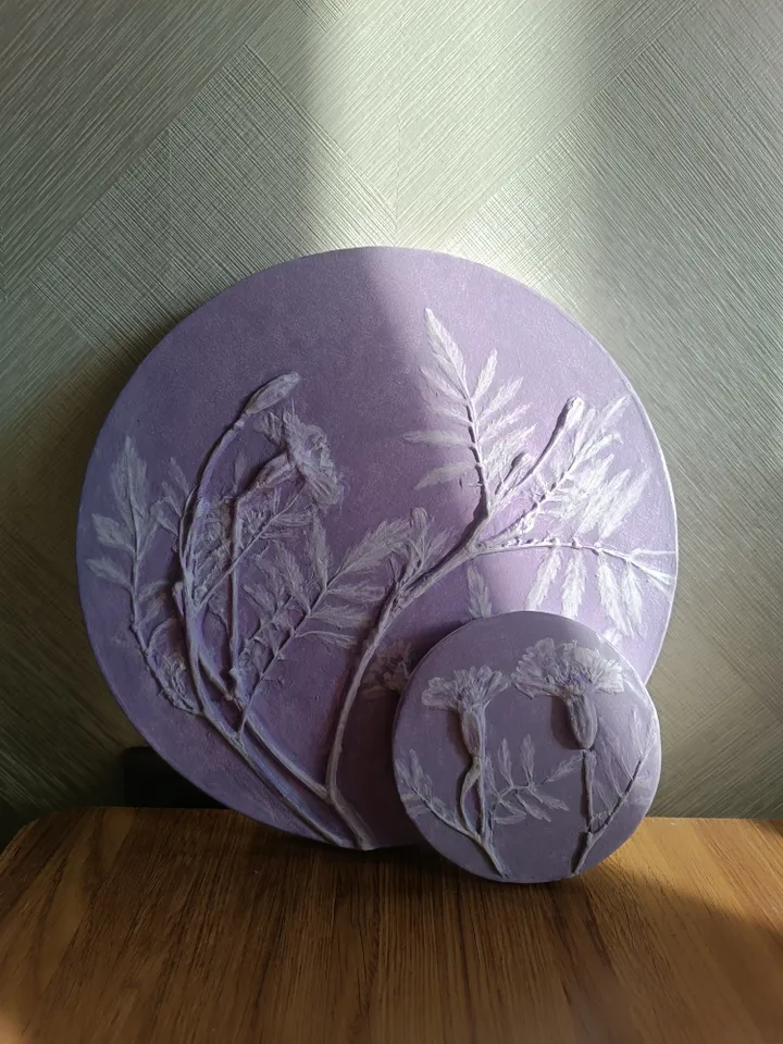 Botanical bas-relief depicting a velvet tree