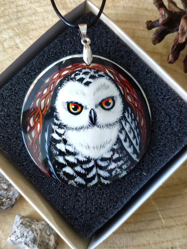Pearl pendant necklace: Snowy owl handmade jewelry • Ghost of Artic painted on mother of pearl • dainty wisdom talisman • snow owls amulet