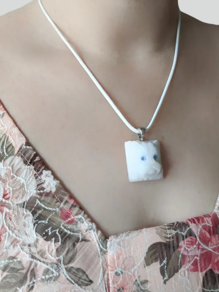Pendant cat face made of white agate and blue quartz.