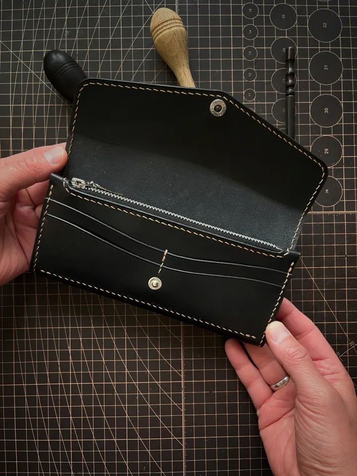 Pattern of a classic women's wallet - Pattern of a leather wallet - Download PDF & video TUTORIAL. Punch pitch 5 mm.
