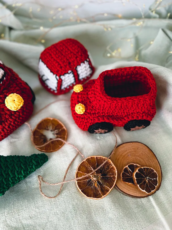 Crochet pattern basket car with Christmas tree, New year red minivan, crochet decor, PDF digital instant download, video tutorial
