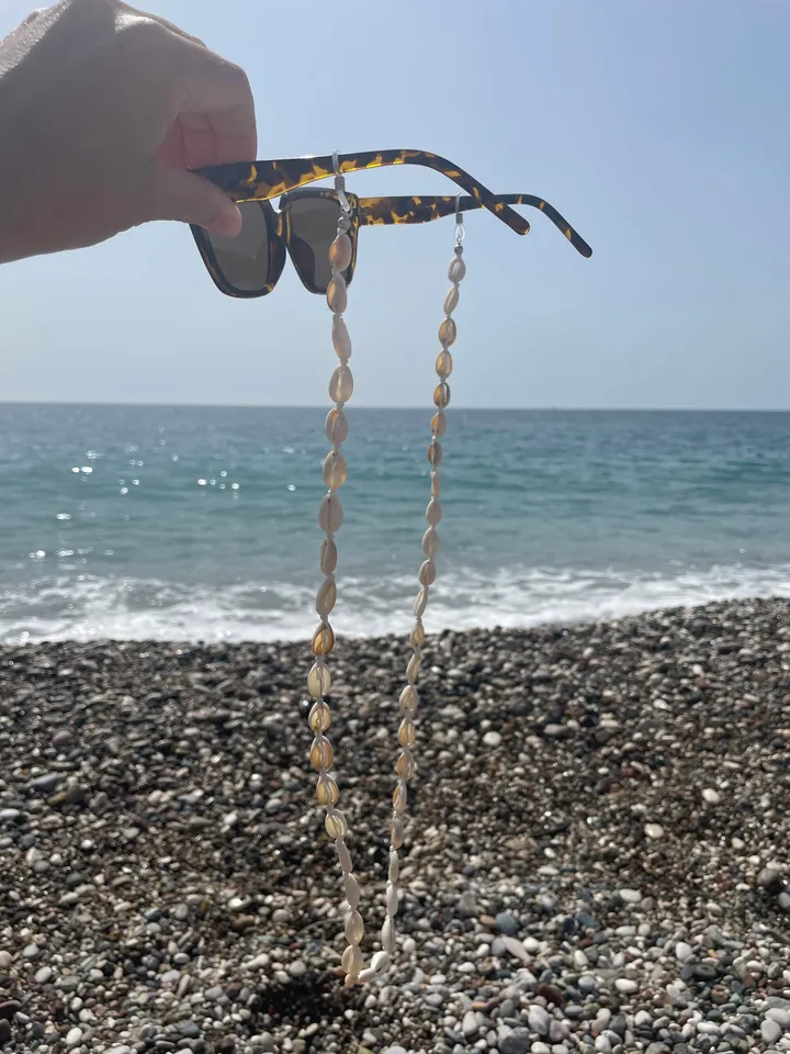 Cowrie shell sunglasses chain / boho accessories /eye glass holder handmade / coachella style / sunglasses puka cord