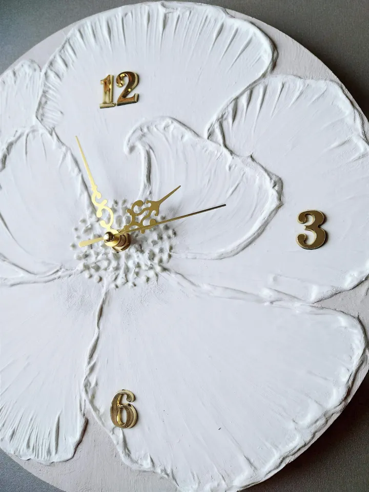 Wall clock with white flower on gray background Round clock Silent clock for bedroom, living room or nursery Gift for Christmas, Birthday, Mother's Day, Wedding, Housewarming