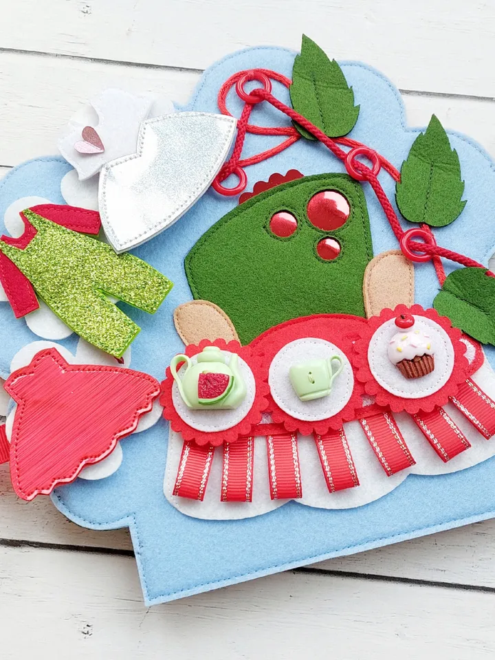 Dollhouse "Watermelon" Children's felt dollhouse with clothes and food set Portable fabric doll room