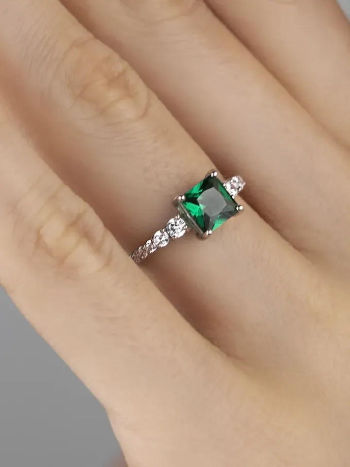 Women's silver 925 ring with emerald