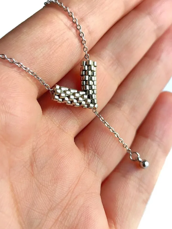 PDF tutorial - Beaded V-shaped pendant with adjustable long chain