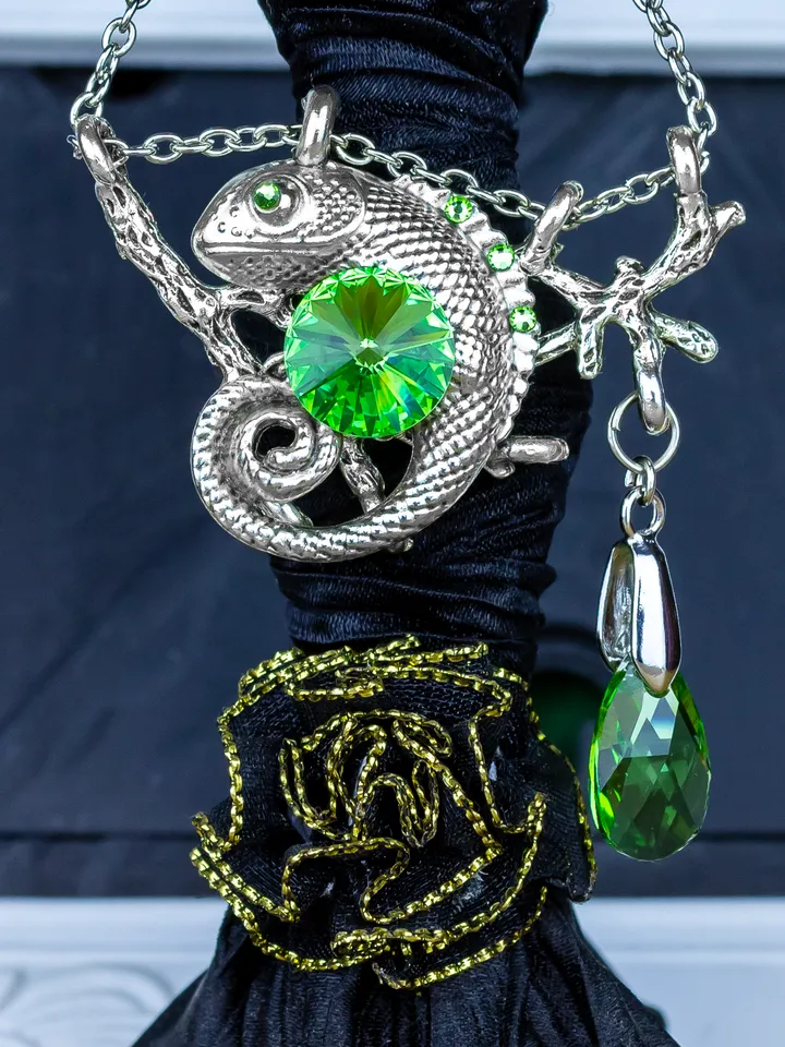 Chameleon Swarovski Crystal Pendant Necklace – Unique Green Gemstone Lizard Jewelry for Women