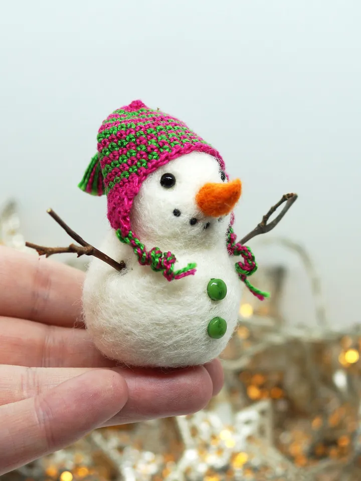 Needle felted snowman, Christmas gift, decoration, snowman in a hat, made to order
