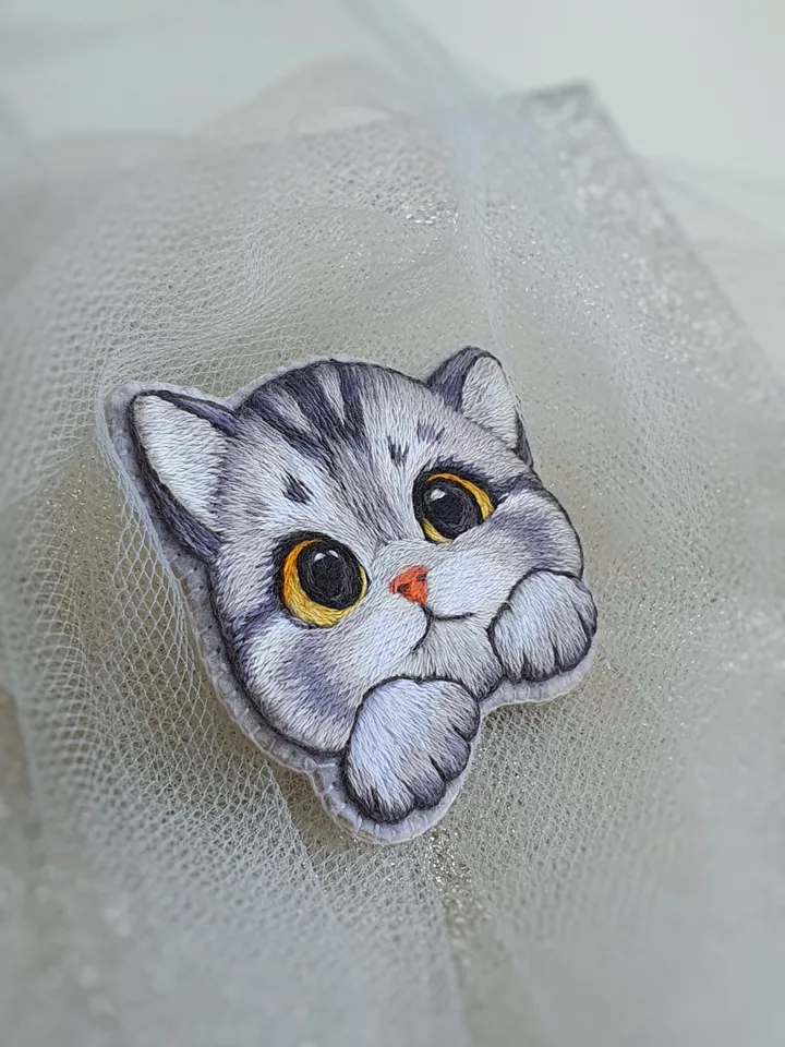 Kitten Brooch. Hand-embroidered brooch, artistic satin stitch.