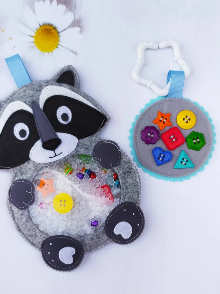 Raccoon I spy bag pattern for toddlers, I spy game, Busy Bag activity tutorial, Autism sensory toys for kids, Felt toy pattern, Travel Toys