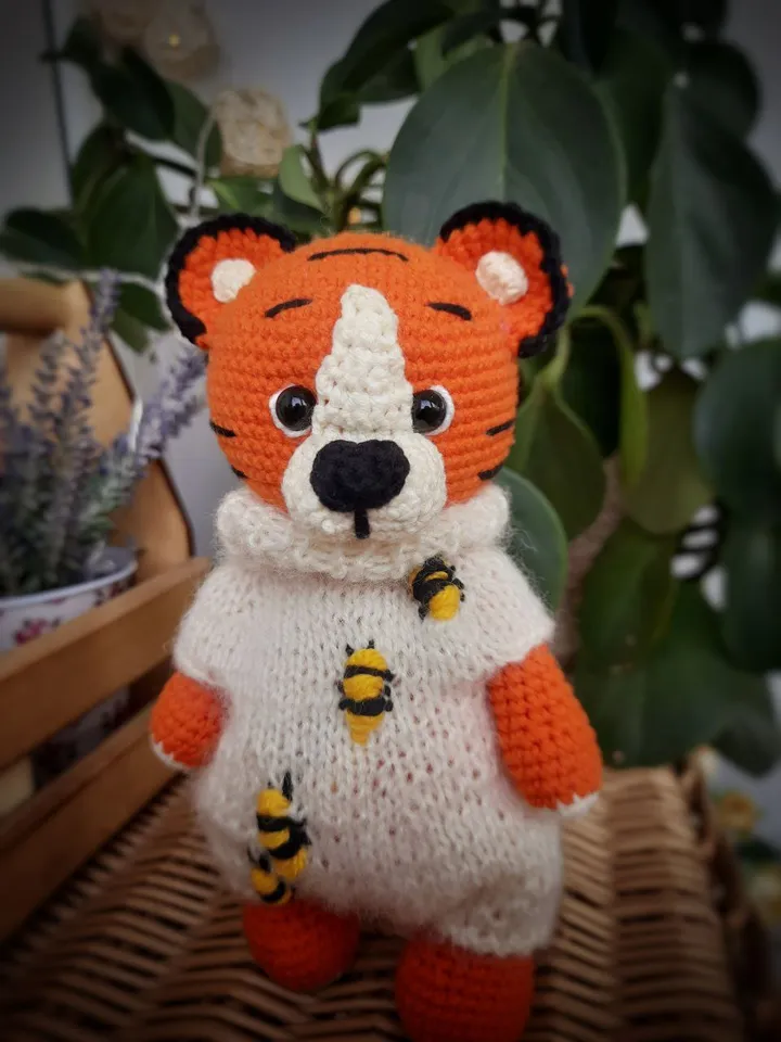 Amigurumi tiger crochet pattern. PLush tiger crochet PDF tutorial. Stuffed crochet tiger with knitting clothes
