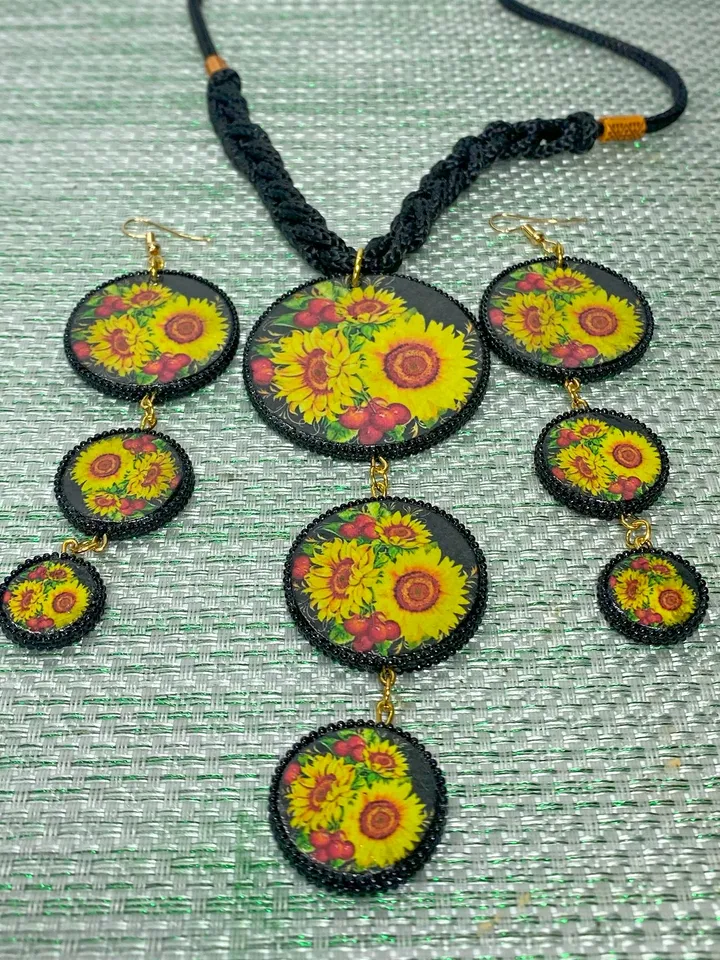 Handmade jewelry set. Bright sunflowers. Author's jewelry.Set of handmade jewelry. Author's design. Bright summer set consisting of earrings and pendant.