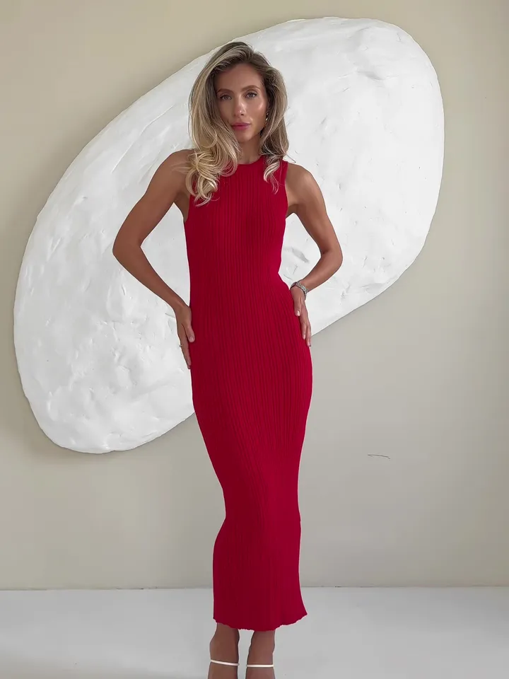 A simple and at the same time laconic dress made of natural breathable cotton thread will become absolute.