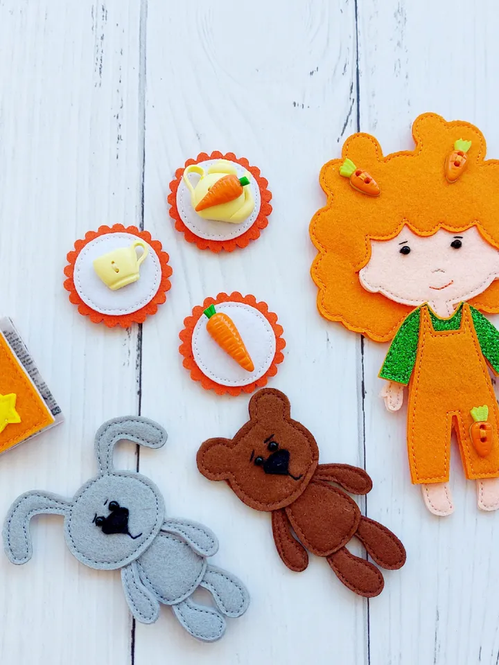 Carrot Dollhouse Felt Dollhouse Kids Dollhouse with Clothes and Food Set Portable Fabric Doll Room