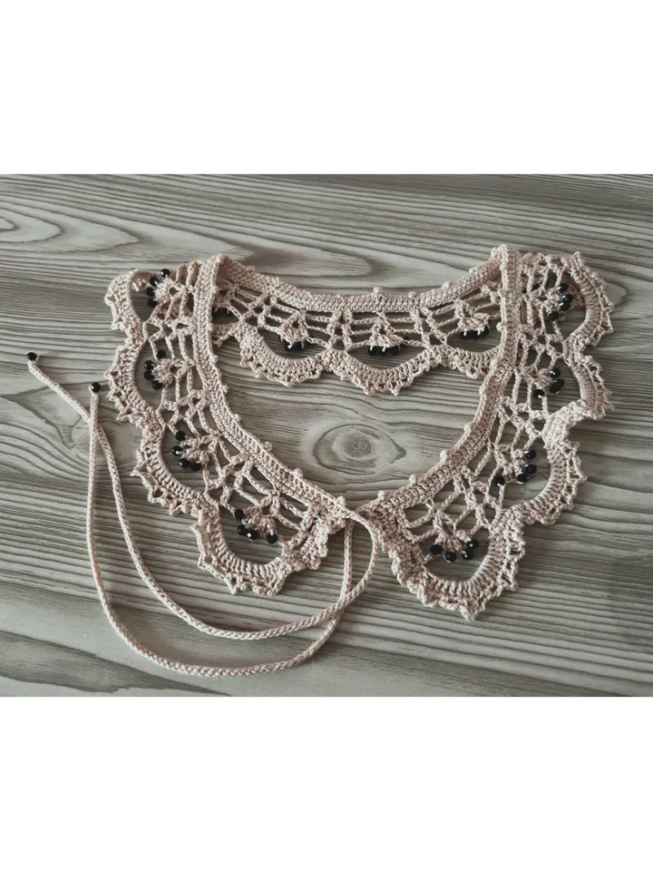 Beige lace collar with beads