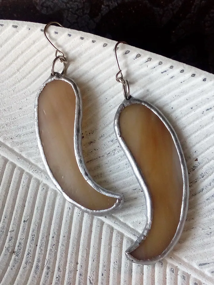Beige wavy earring, glass earrings, simple stained glass, curle earrings, kawaii earrings, Dangle earrings