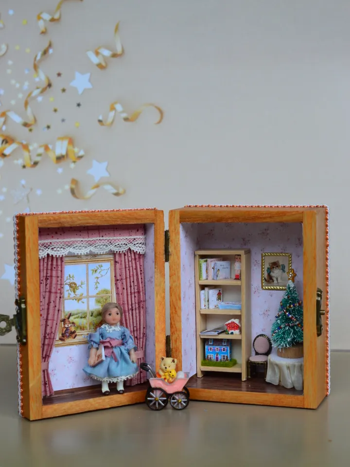 Miniature doll in 24th scale. Tiny doll with accessories in a wooden casket at a scale of 1:24.