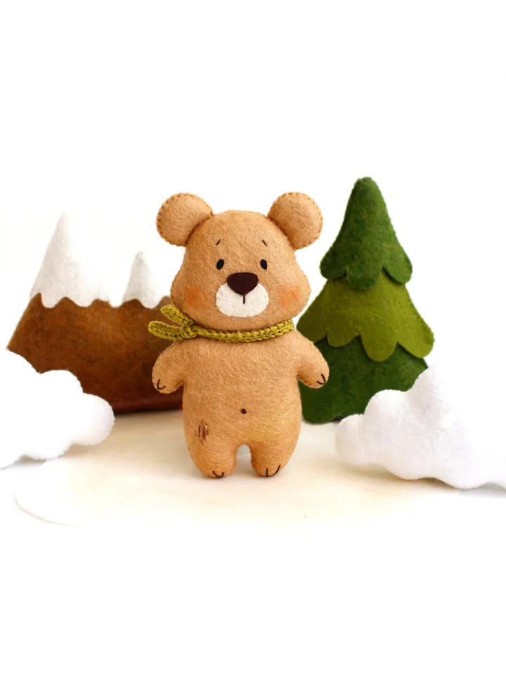 Felt woodland bear hand sewing PDF tutorial with patterns. DIY forest animal pattern. Soft bear toy template