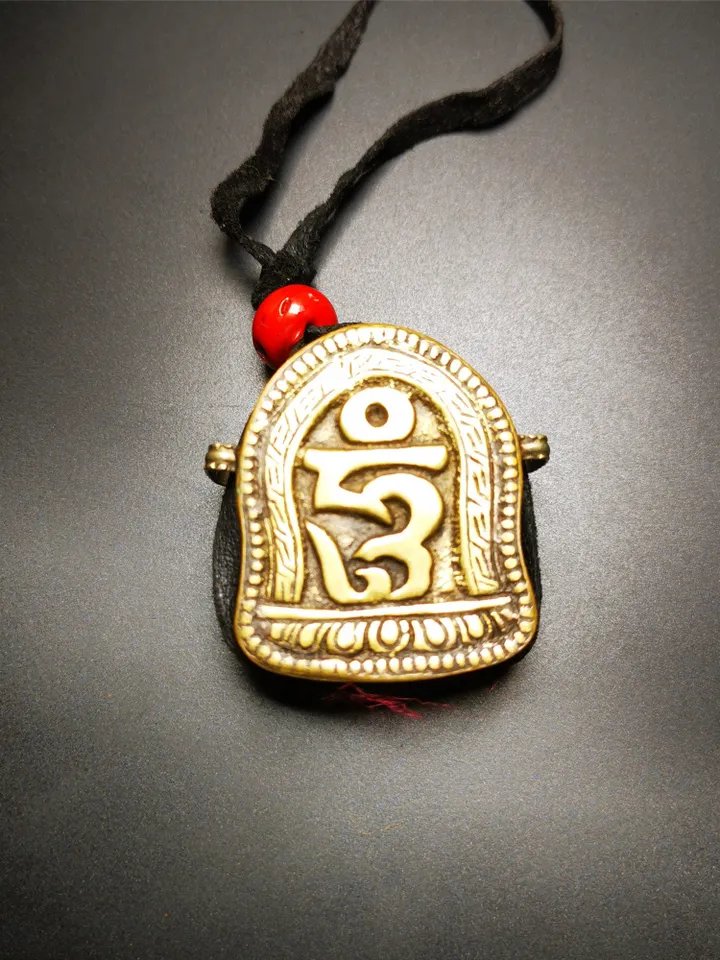 Gandhanra Antique Handmade Gau Ghau Shrine, Tibetan Letter Hum,Mini Tibetan Buddhist Altar Amulet Pendant,80 years old