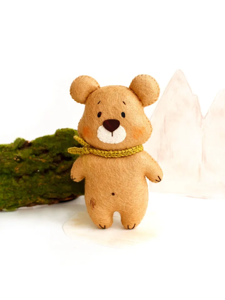 Felt woodland bear hand sewing PDF tutorial with patterns. DIY forest animal pattern. Soft bear toy template